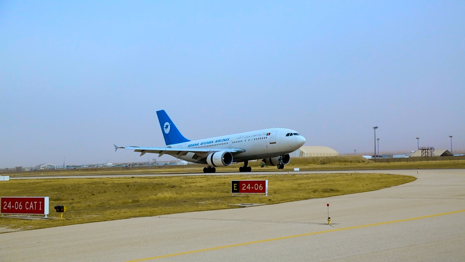 پروازهای داخلی و بین‌المللی از میدان هوایی بین‌المللی مولانا جلال‌الدین محمد بلخی به‌طور منظم جریان دارد.